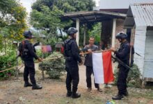Polda Aceh Bagikan Bendera Merah Putih untuk Masyarakat