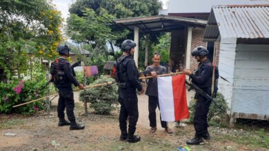 Polda Aceh Bagikan Bendera Merah Putih untuk Masyarakat