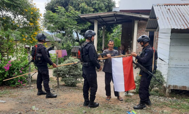 Polda Aceh Bagikan Bendera Merah Putih untuk Masyarakat