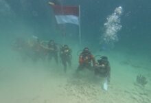 Merah Putih Berkibar di Bawah Laut Simeulue pada Hari Kemerdekaan