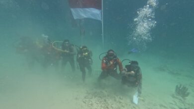Merah Putih Berkibar di Bawah Laut Simeulue pada Hari Kemerdekaan