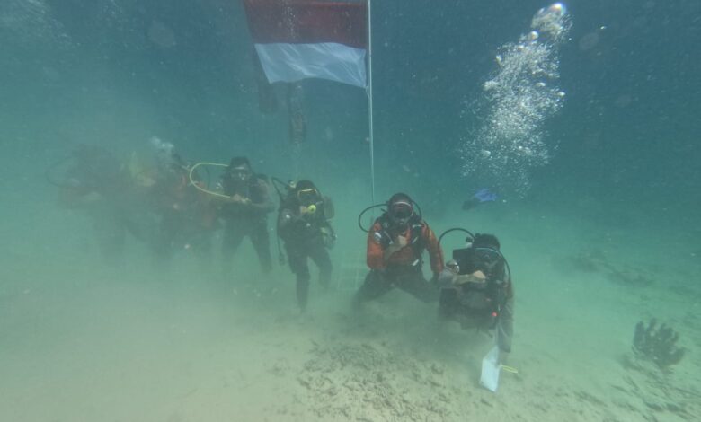 Merah Putih Berkibar di Bawah Laut Simeulue pada Hari Kemerdekaan