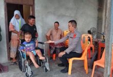 Kapolres Aceh Selatan Bantu Kursi Roda untuk Ikram, Anak Disabilitas di Sawang