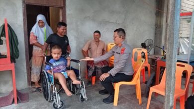 Kapolres Aceh Selatan Bantu Kursi Roda untuk Ikram, Anak Disabilitas di Sawang