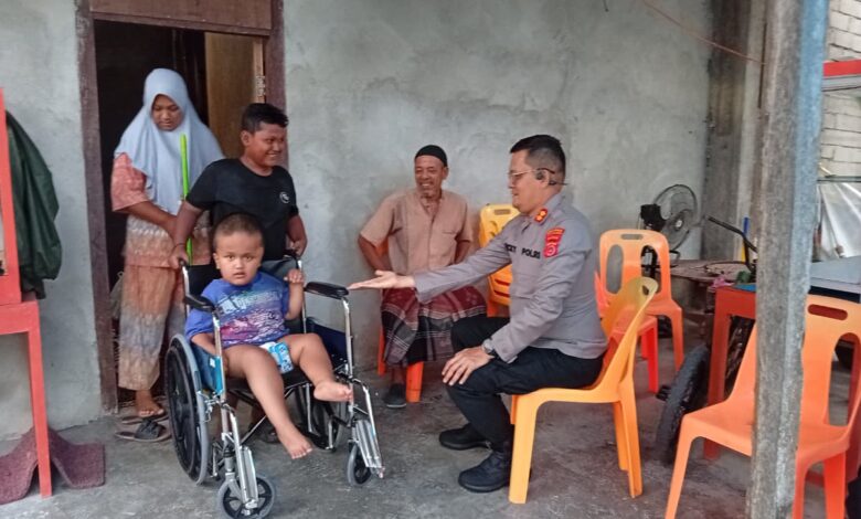 Kapolres Aceh Selatan Bantu Kursi Roda untuk Ikram, Anak Disabilitas di Sawang