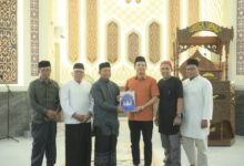 Ketua DPRK Banda Aceh Serahkan Bantuan Rp380 Juta untuk Pembangunan Menara Masjid Taqwa Seutui