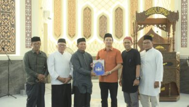 Ketua DPRK Banda Aceh Serahkan Bantuan Rp380 Juta untuk Pembangunan Menara Masjid Taqwa Seutui