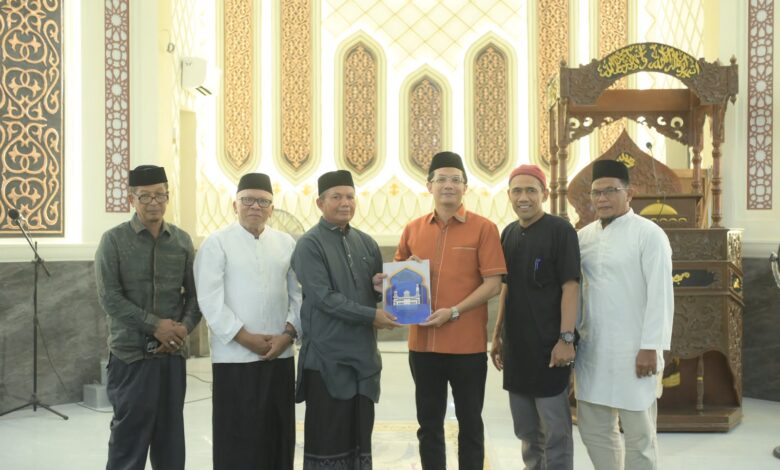 Ketua DPRK Banda Aceh Serahkan Bantuan Rp380 Juta untuk Pembangunan Menara Masjid Taqwa Seutui