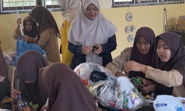 Dosen UTU Gandeng Mitra Latih Siswa Kelola Sampah dan Kenalkan Ekonomi Sirkular