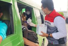 Kabut Asap Karhutla Selimuti Padang, Pertamina Salurkan Ribuan Masker