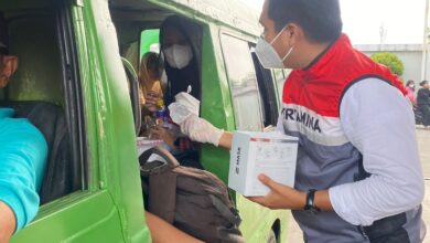 Kabut Asap Karhutla Selimuti Padang, Pertamina Salurkan Ribuan Masker