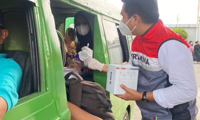 Kabut Asap Karhutla Selimuti Padang, Pertamina Salurkan Ribuan Masker
