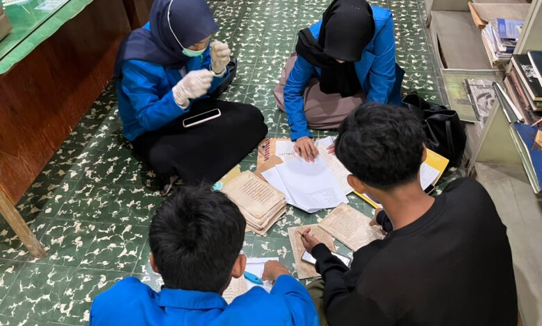 Mahasiswa BSA UIN Ar-Raniry Praktik Filologi di Museum Ali Hasjmy
